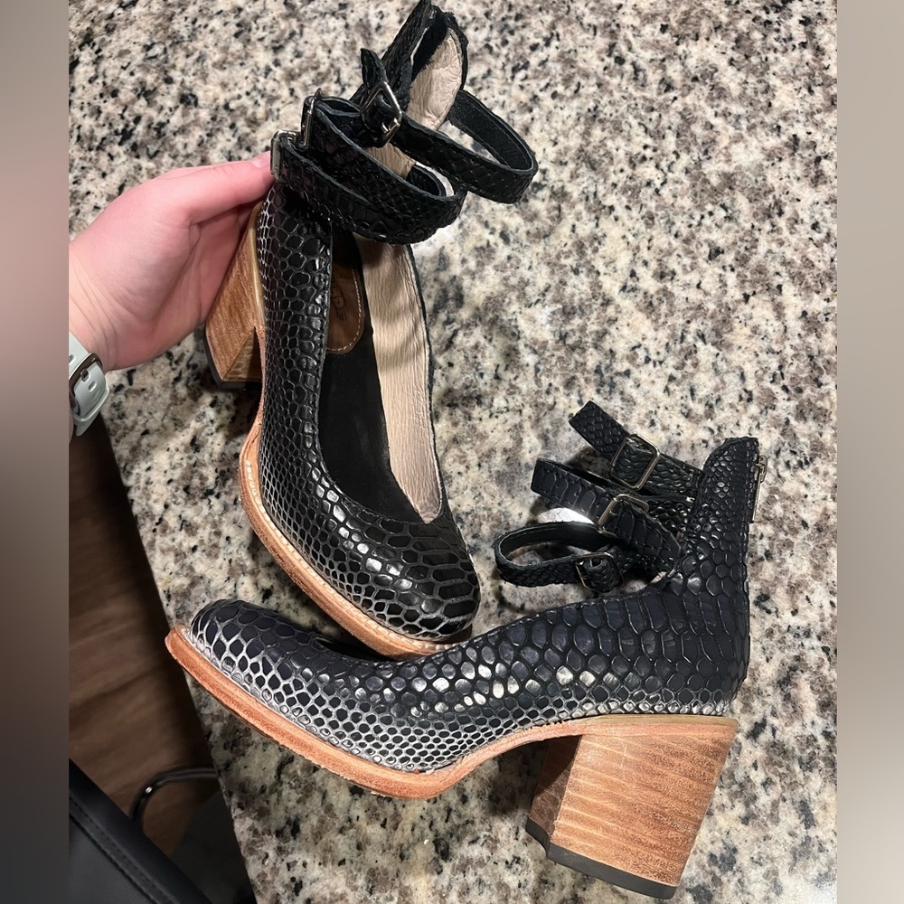 FREEBIRD Randi Black Croc Snake Leather Block Heeled Shoes in Size 5